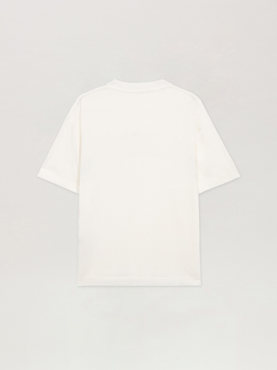 camiseta con logotipo curvo