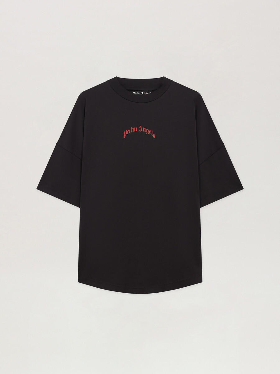 camiseta con logotipo curvo