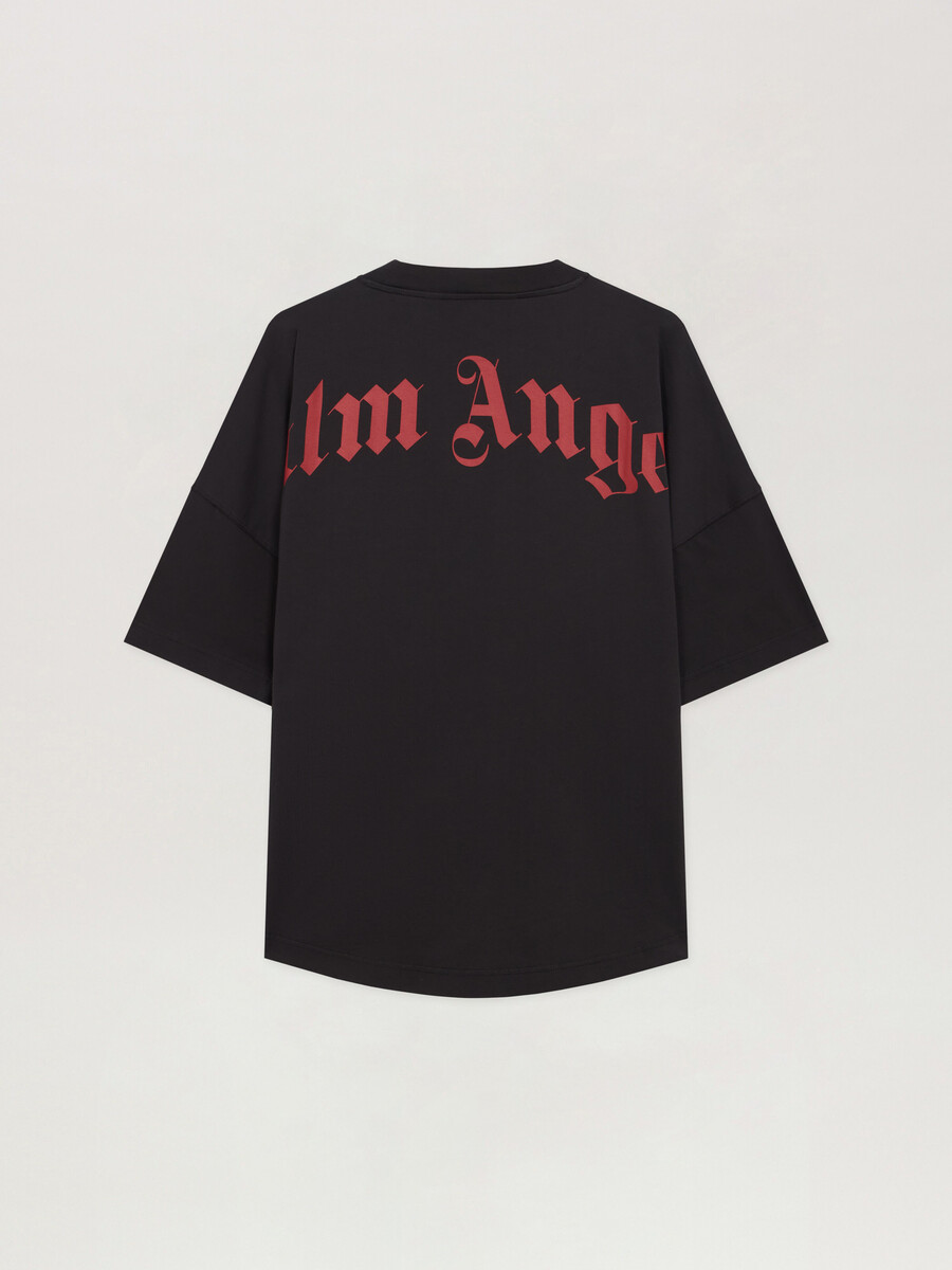 camiseta con logotipo curvo