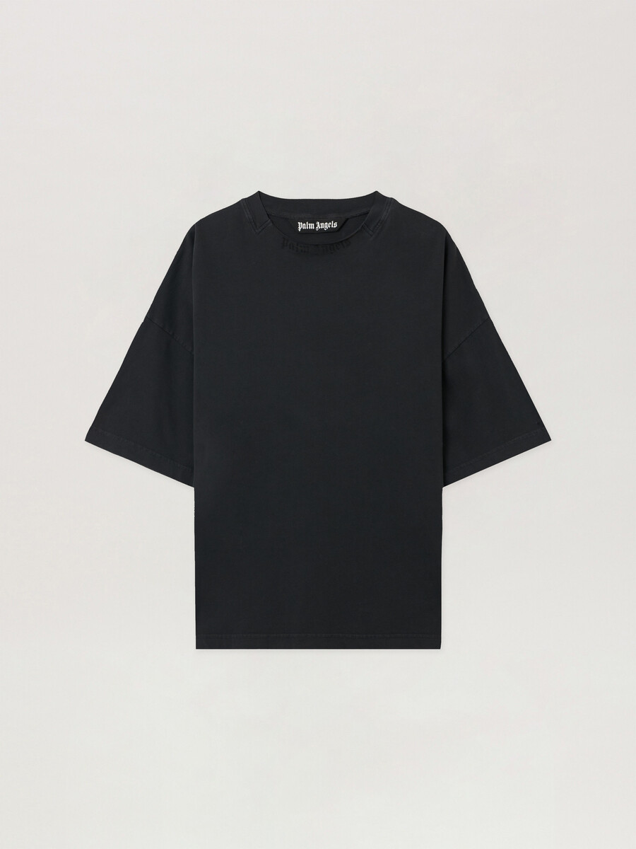 camiseta de cuello holgado con logotipo curvo