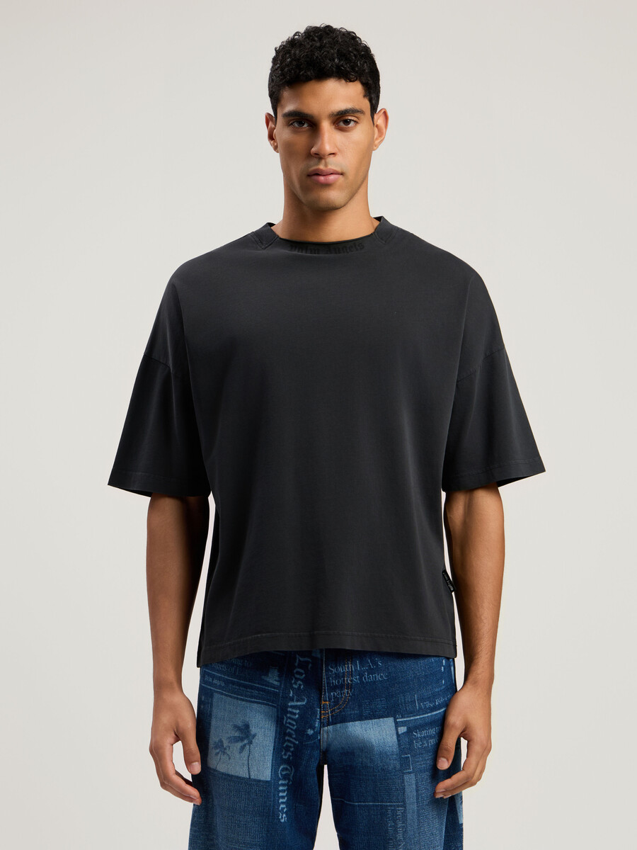 camiseta de cuello holgado con logotipo curvo