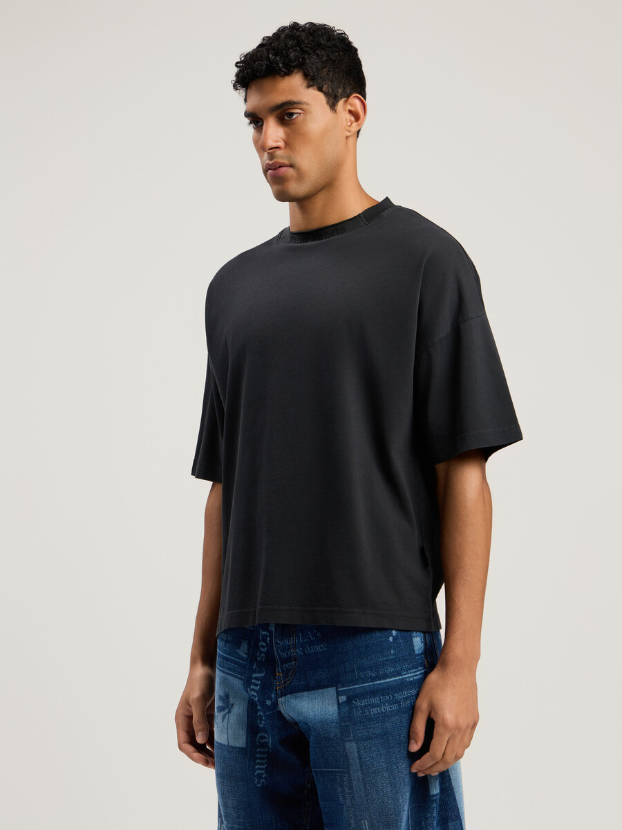 camiseta de cuello holgado con logotipo curvo