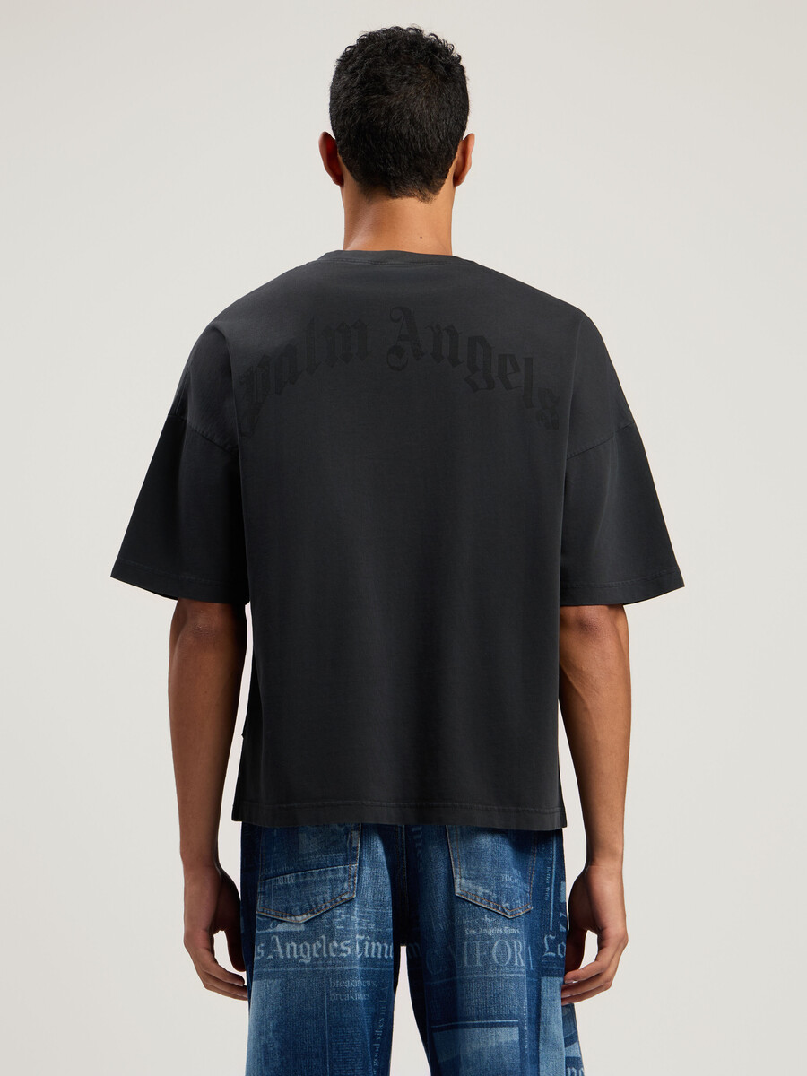 camiseta de cuello holgado con logotipo curvo