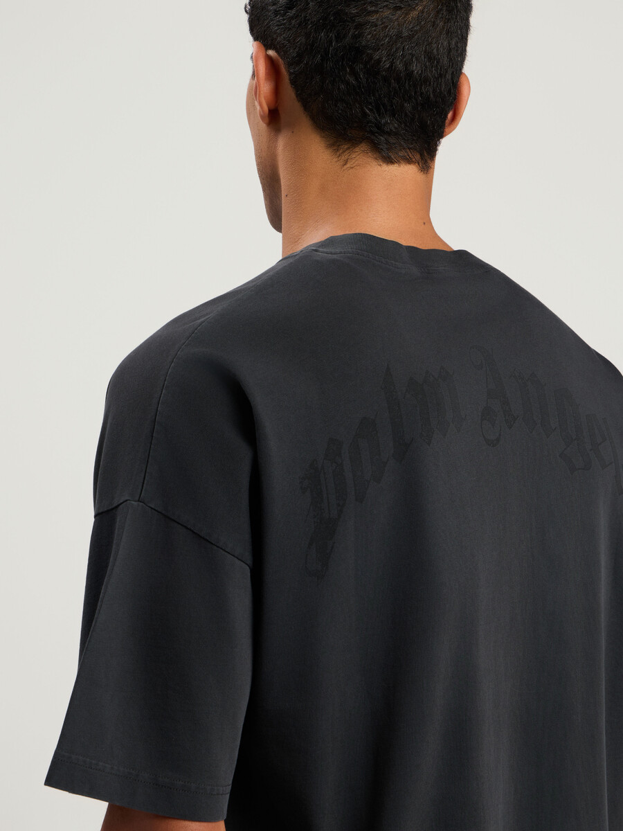camiseta de cuello holgado con logotipo curvo