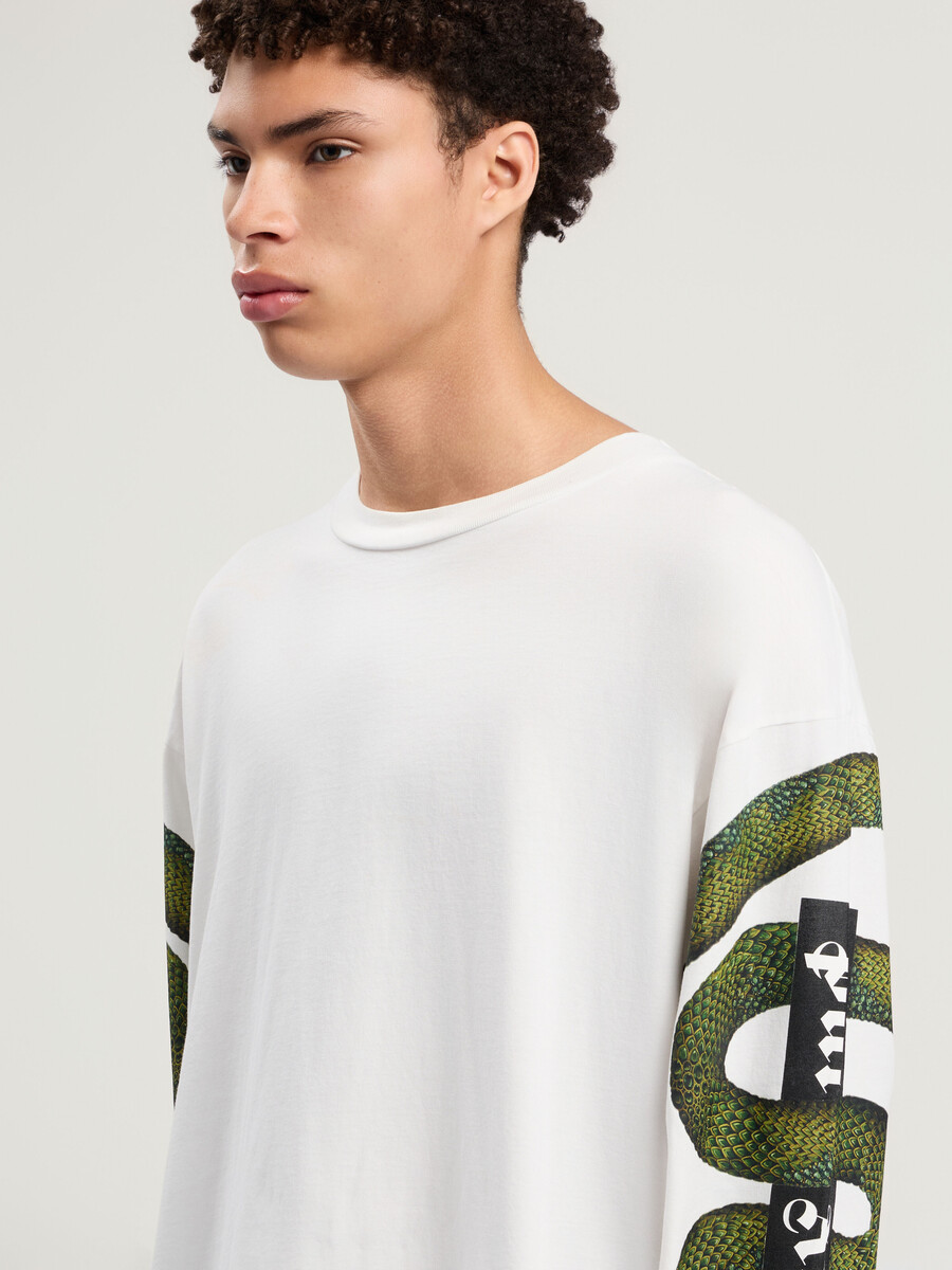 camiseta de manga larga con el logotipo de snake box