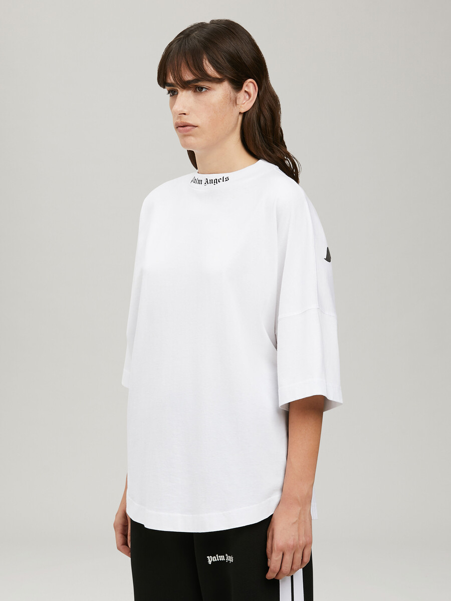 logotipo clÁsico sobre la camiseta