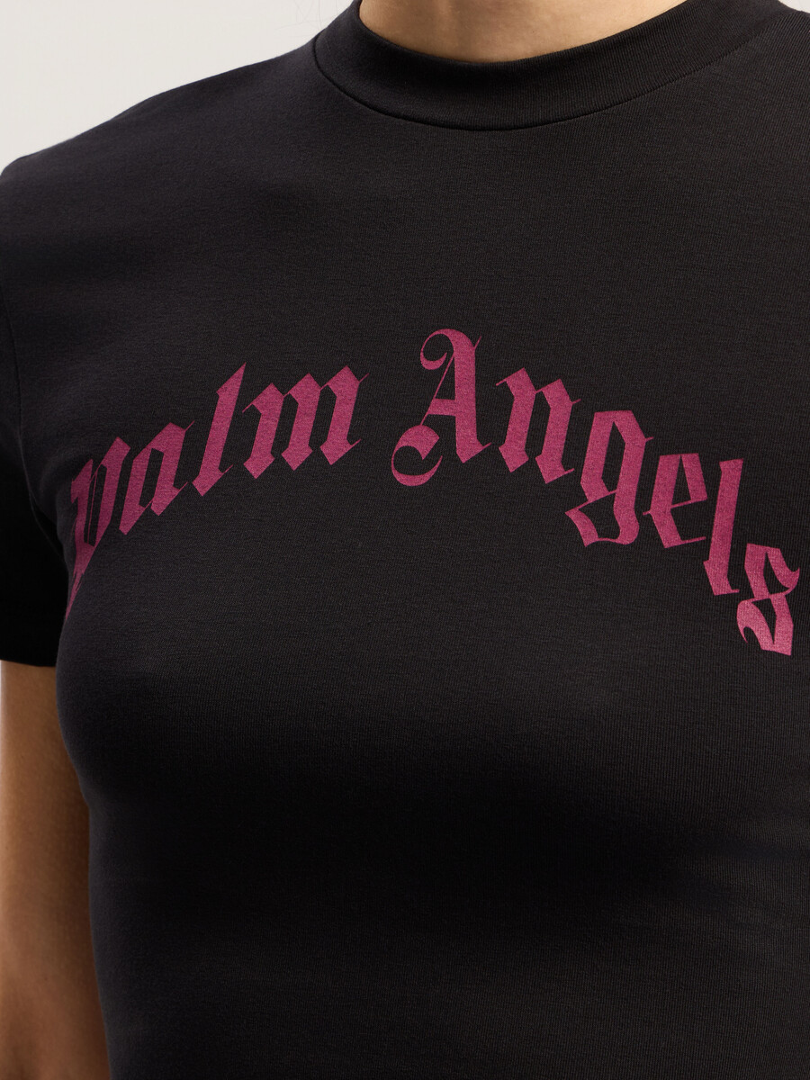 camiseta de bebé con logotipo curvo