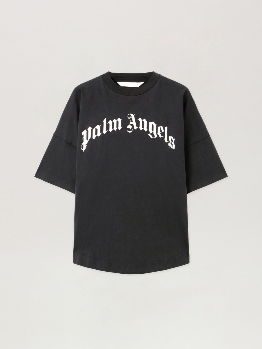 logotipo curvo sobre la camiseta
