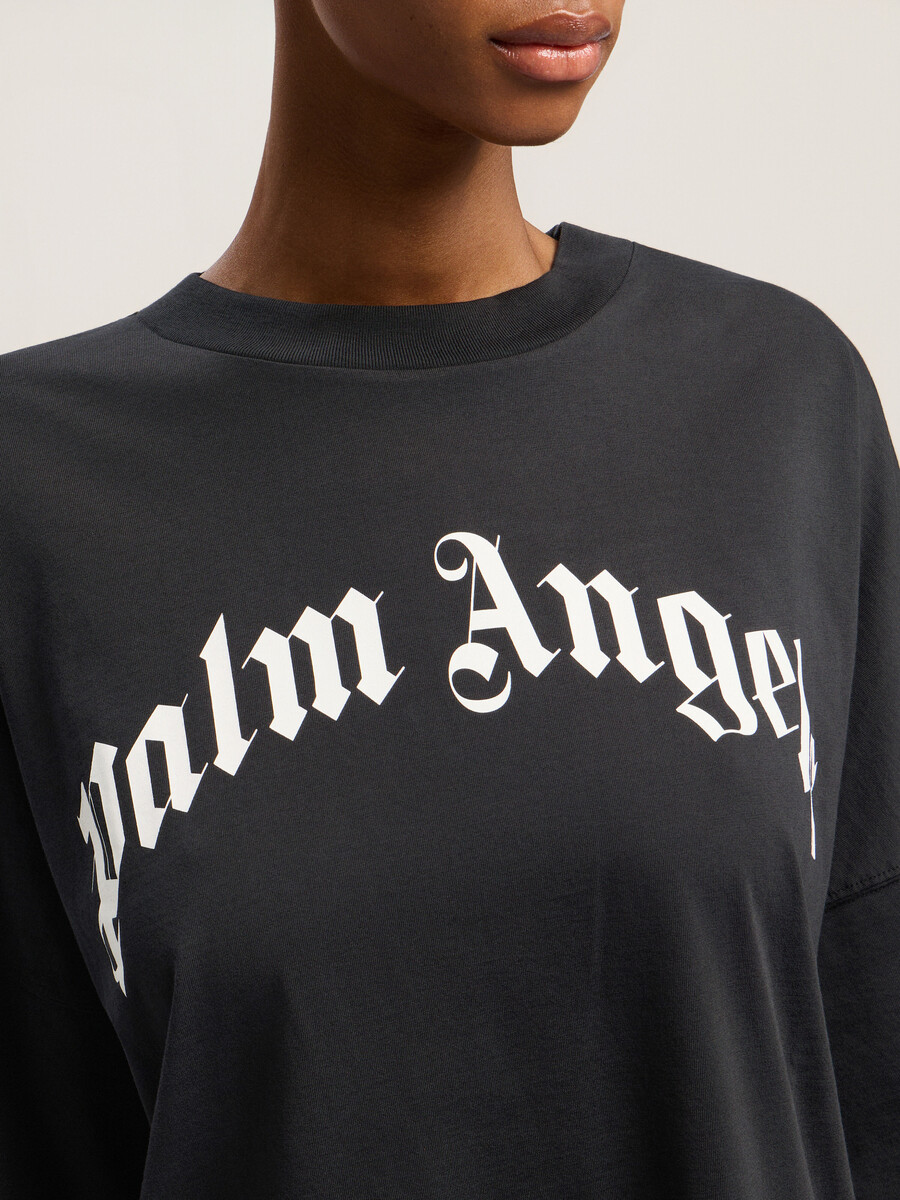 logotipo curvo sobre la camiseta