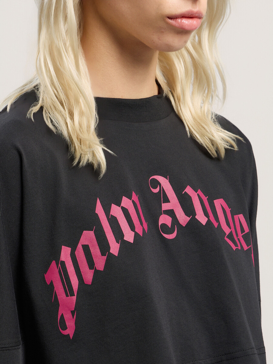 camiseta corta de manga larga con logotipo curvo