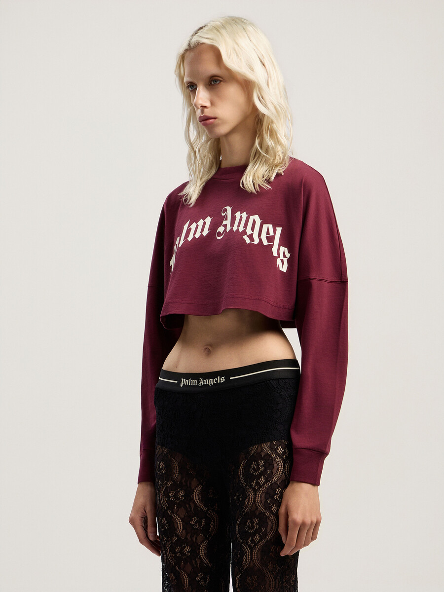top corto con logotipo curvo