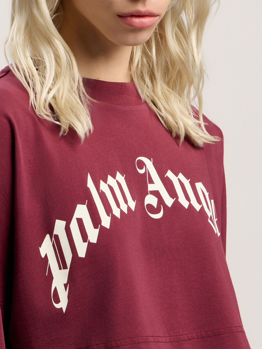 top corto con logotipo curvo