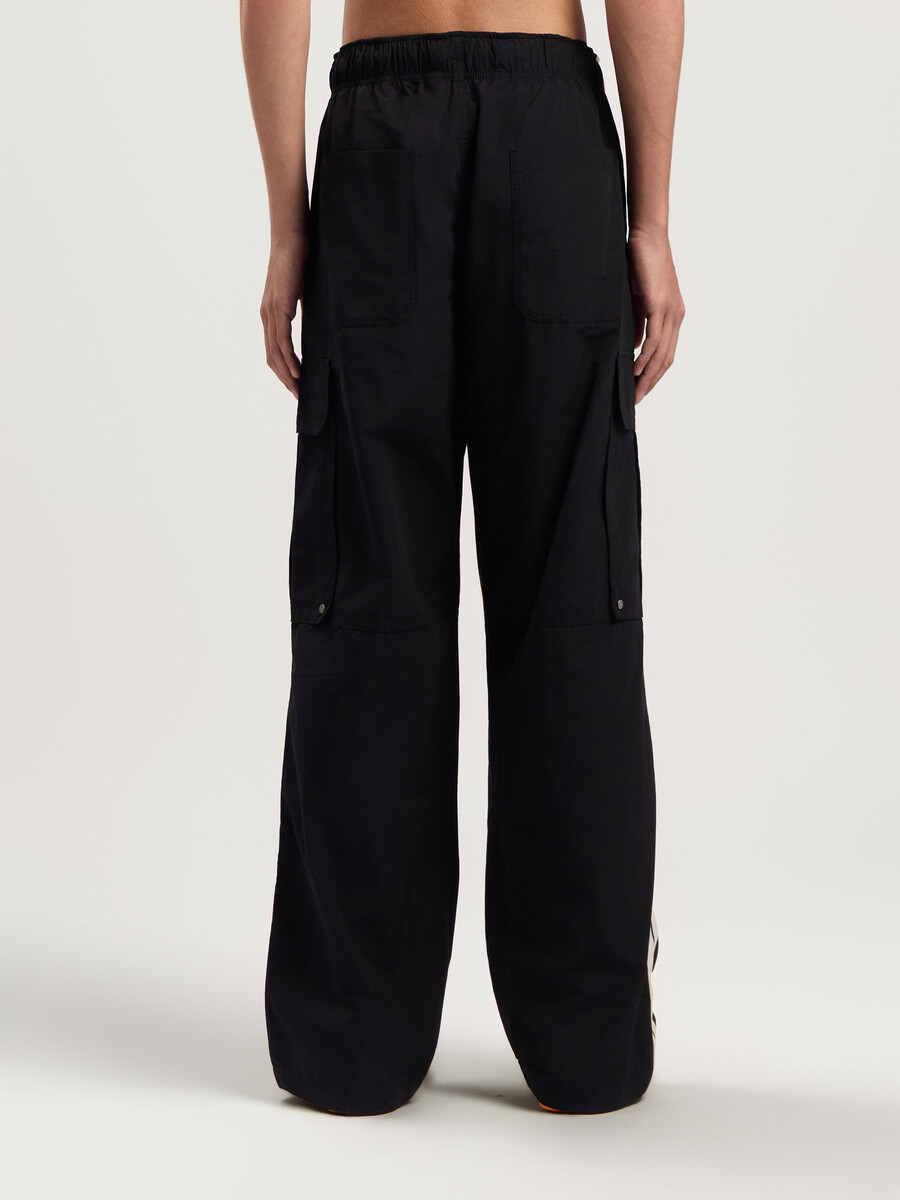 pantalones cargo con logotipo clásico