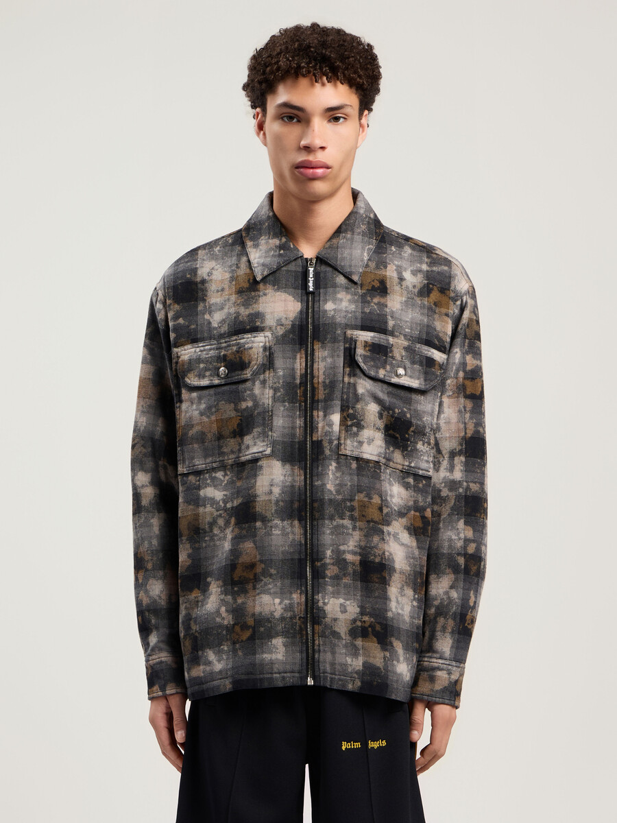 camisa de cuadros con logotipo curvo