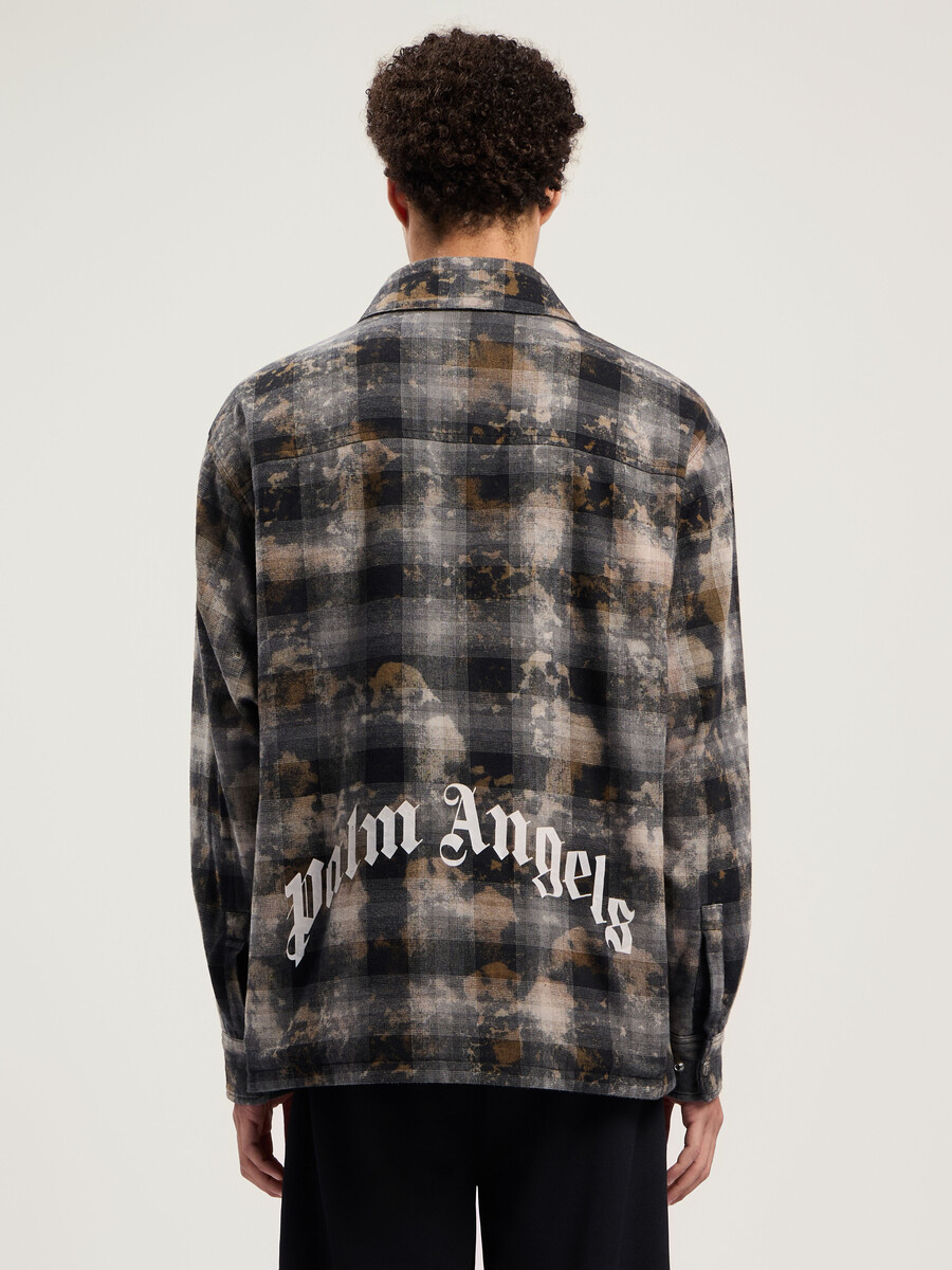 camisa de cuadros con logotipo curvo