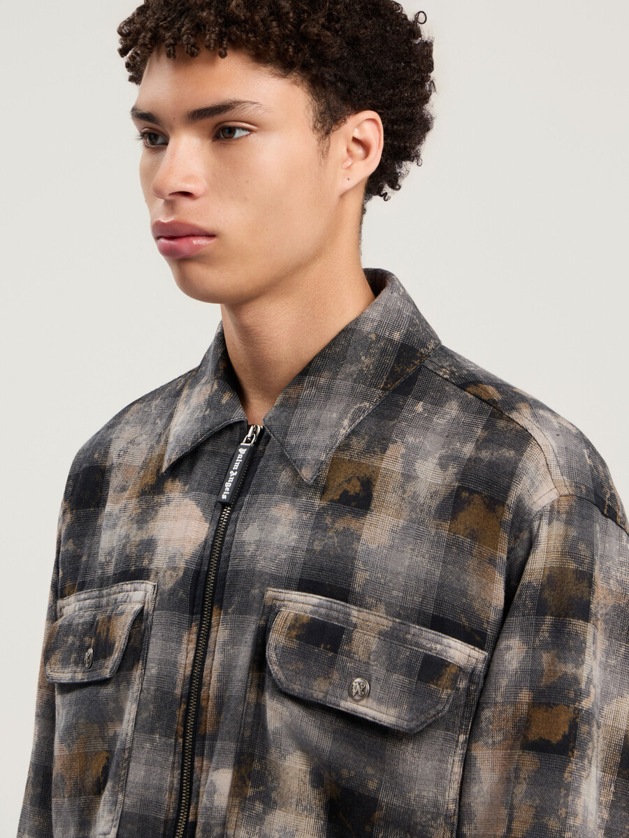 camisa de cuadros con logotipo curvo