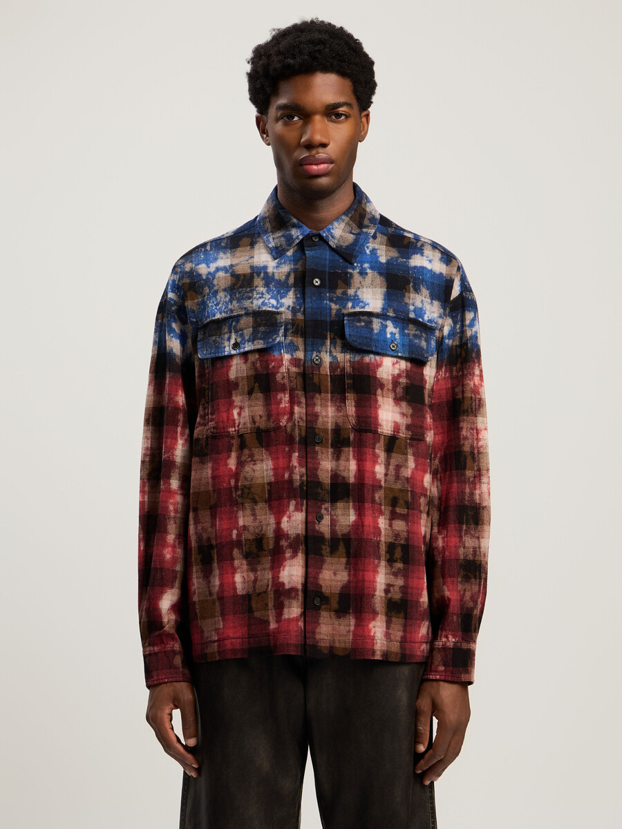 camisa de cuadros con logotipo curvo