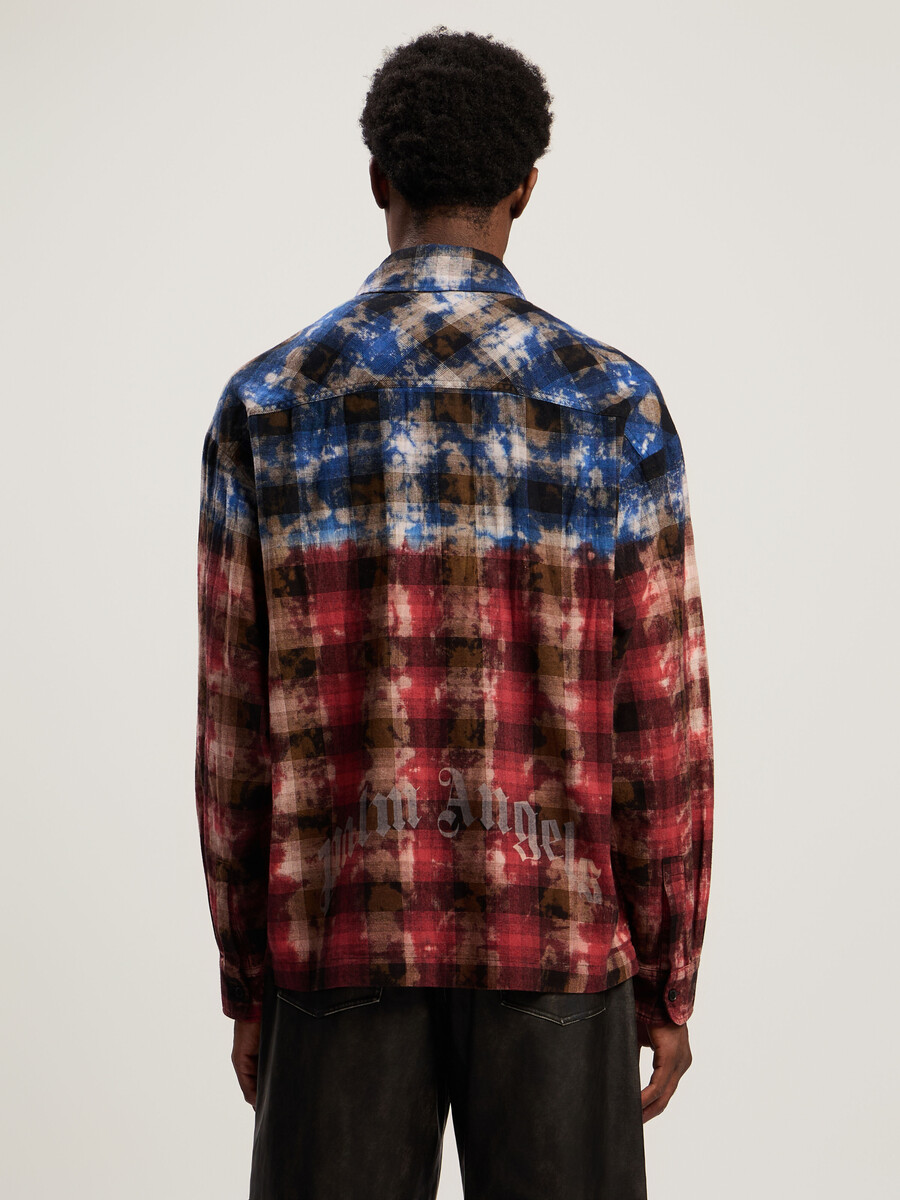 camisa de cuadros con logotipo curvo