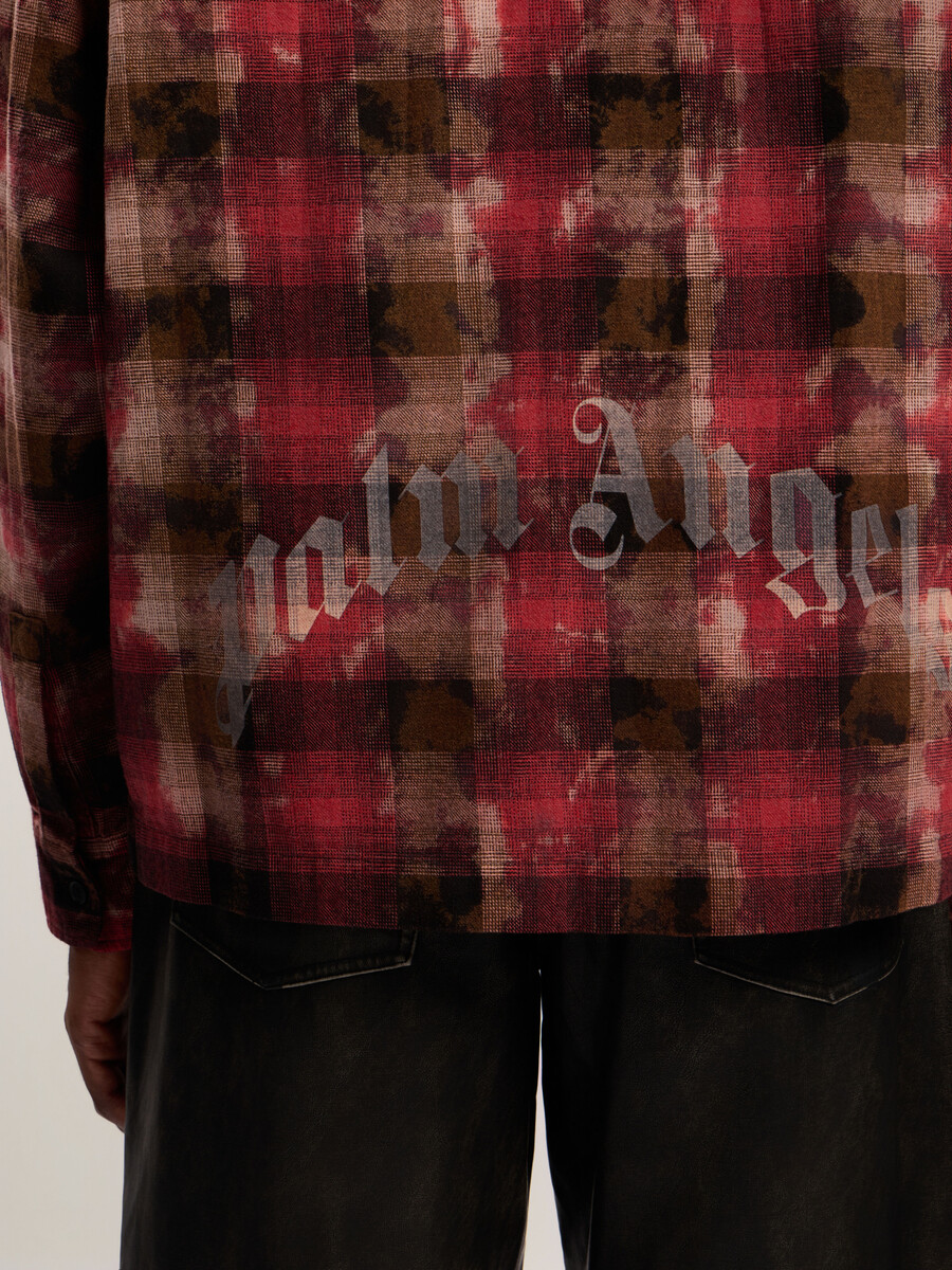 camisa de cuadros con logotipo curvo