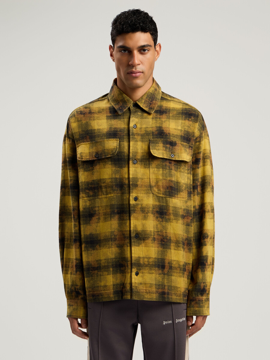 camisa de cuadros con logotipo curvo
