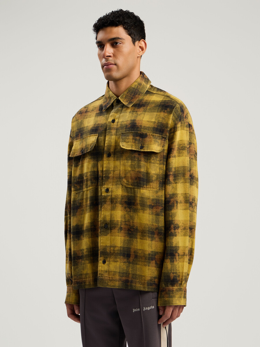 camisa de cuadros con logotipo curvo