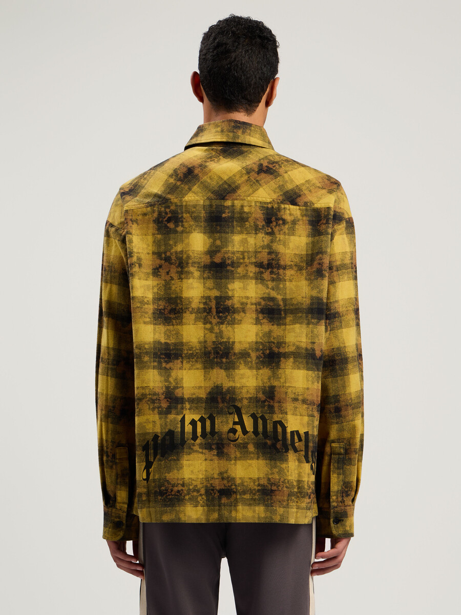 camisa de cuadros con logotipo curvo