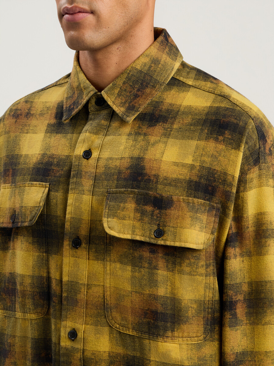 camisa de cuadros con logotipo curvo