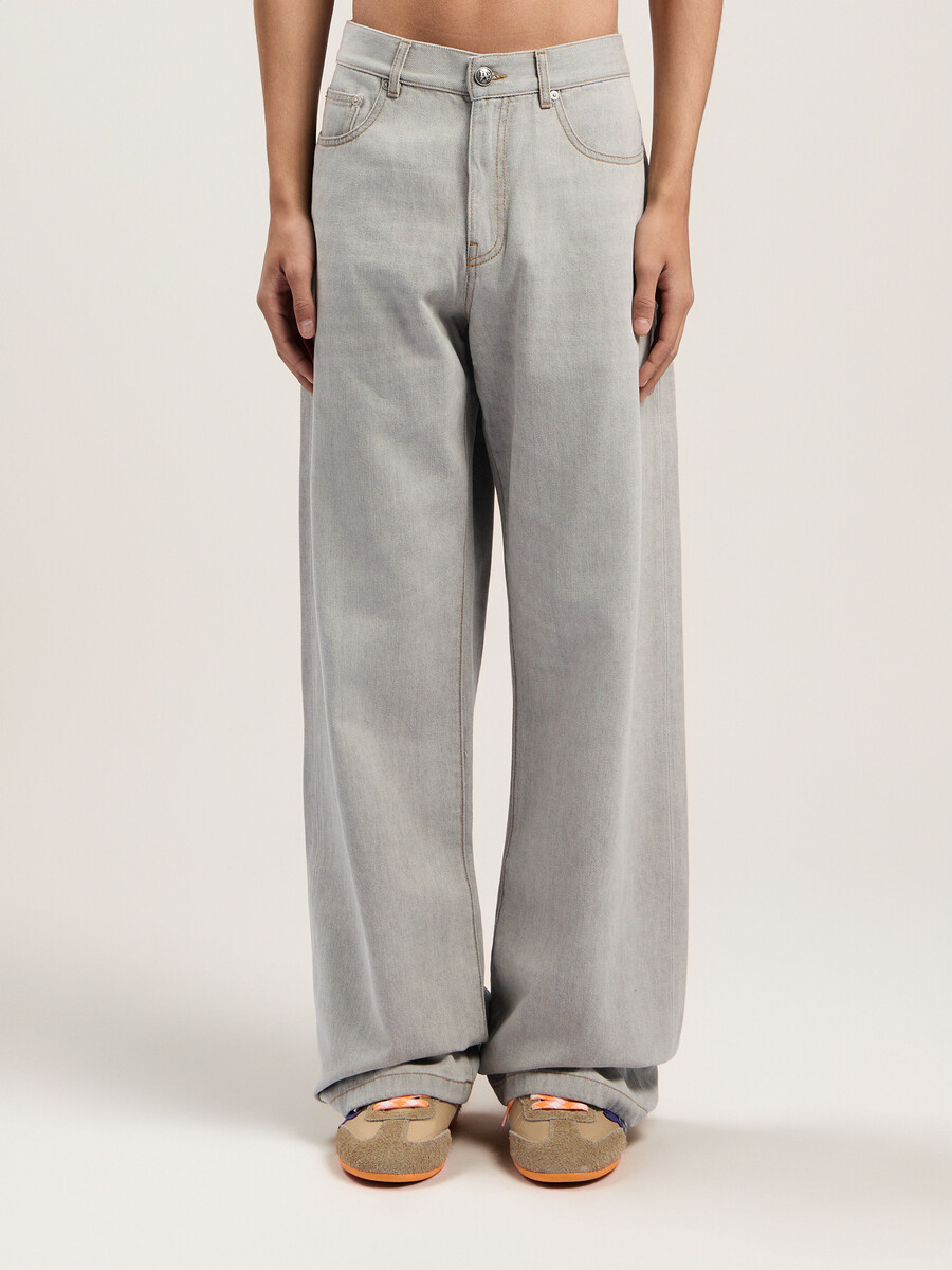 pantalones vaqueros holgados con logo curvo