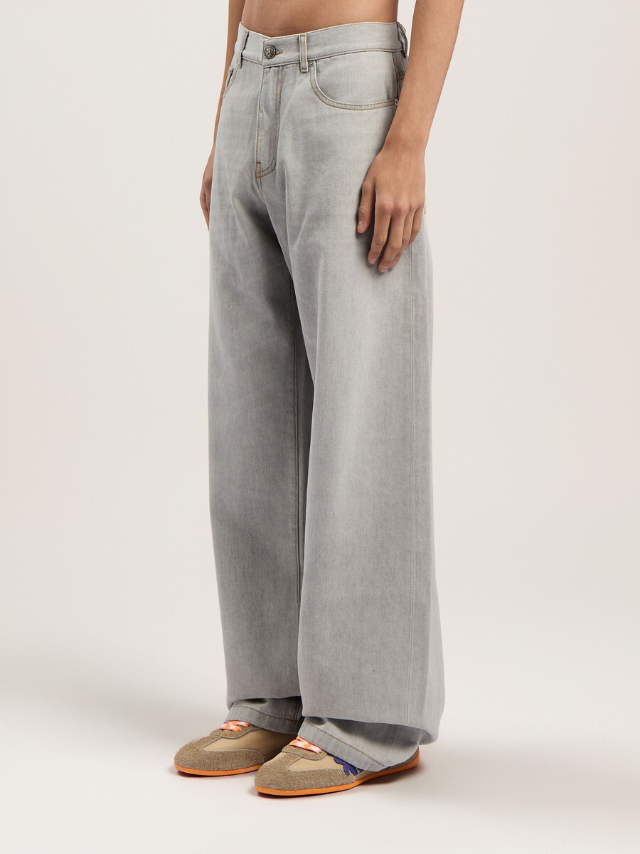 pantalones vaqueros holgados con logo curvo