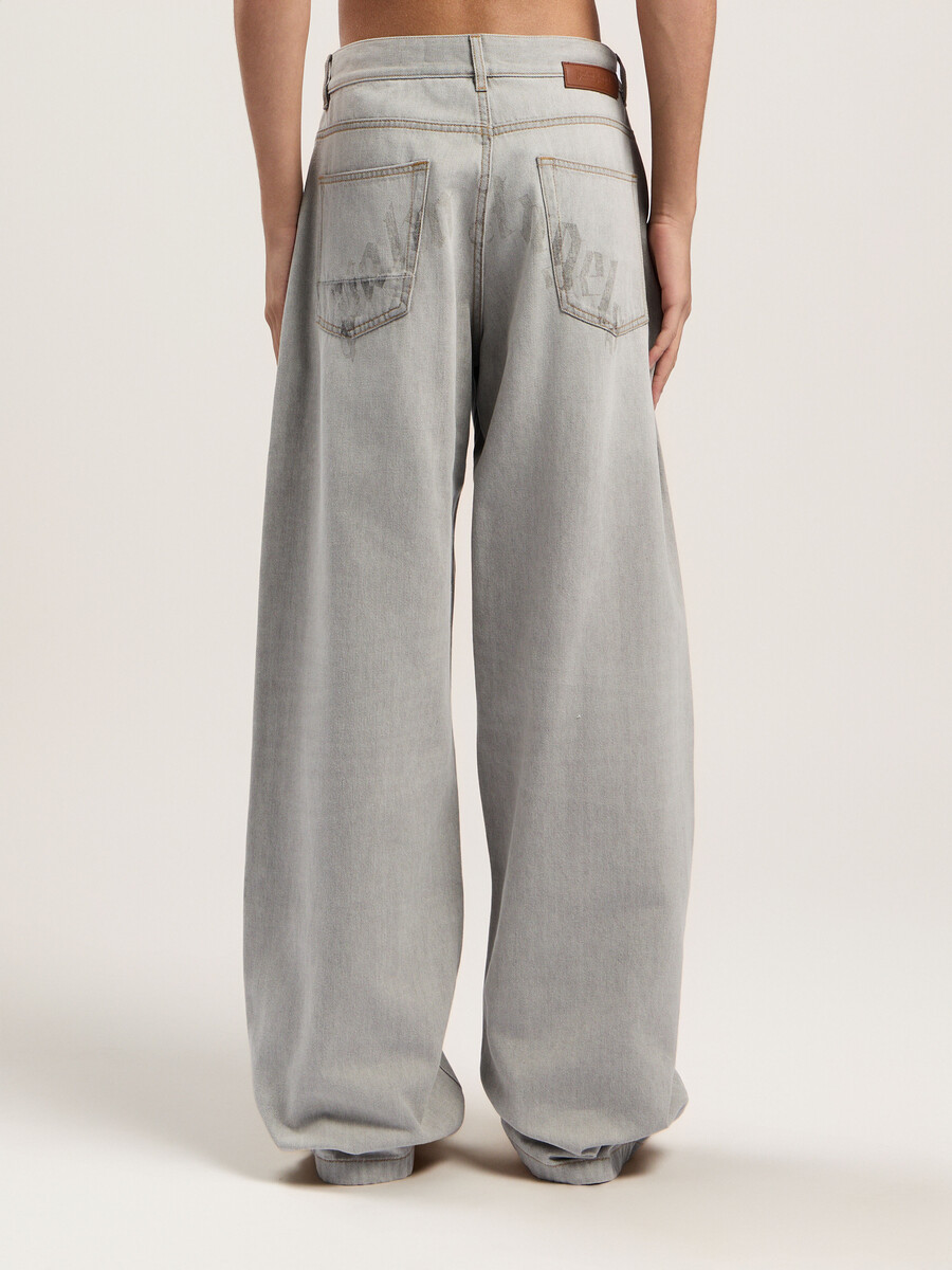 pantalones vaqueros holgados con logo curvo