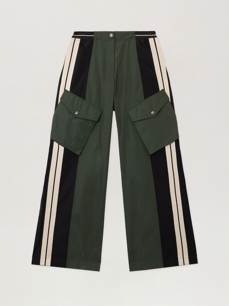 pantalones cargo con bloques de color