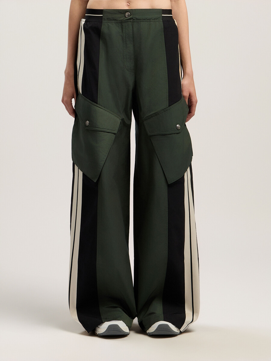 pantalones cargo con bloques de color
