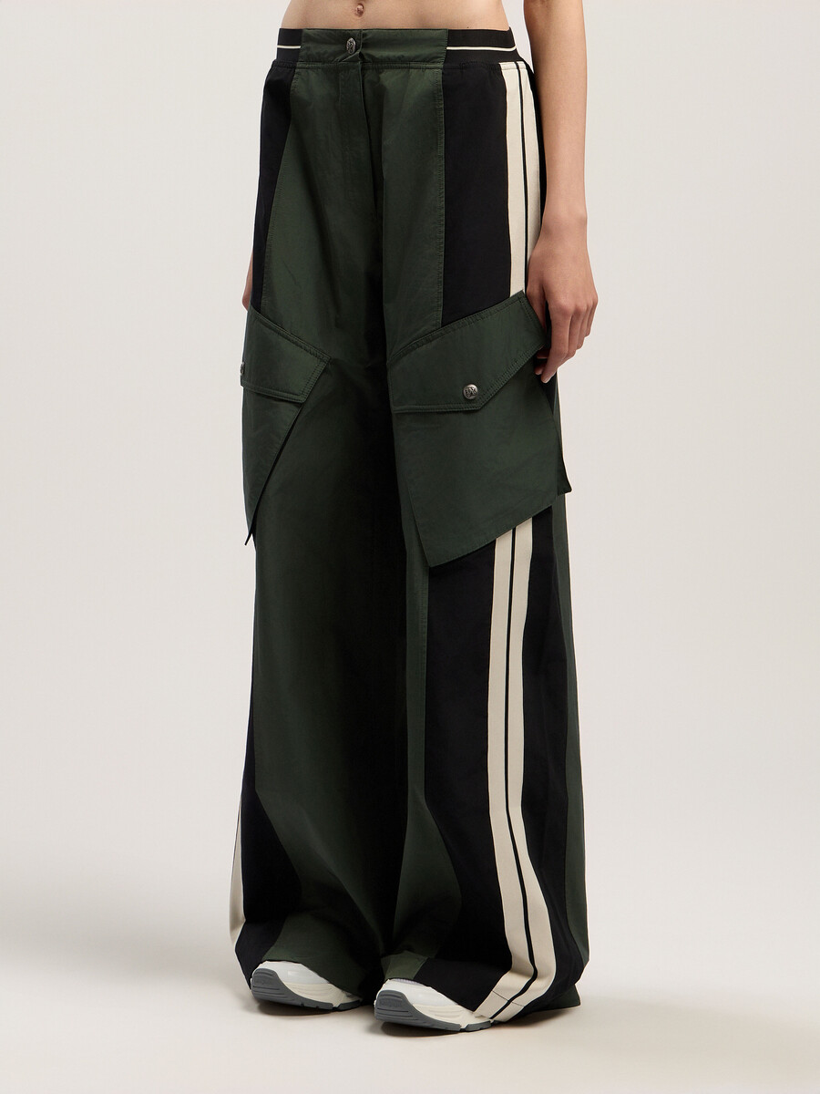 pantalones cargo con bloques de color