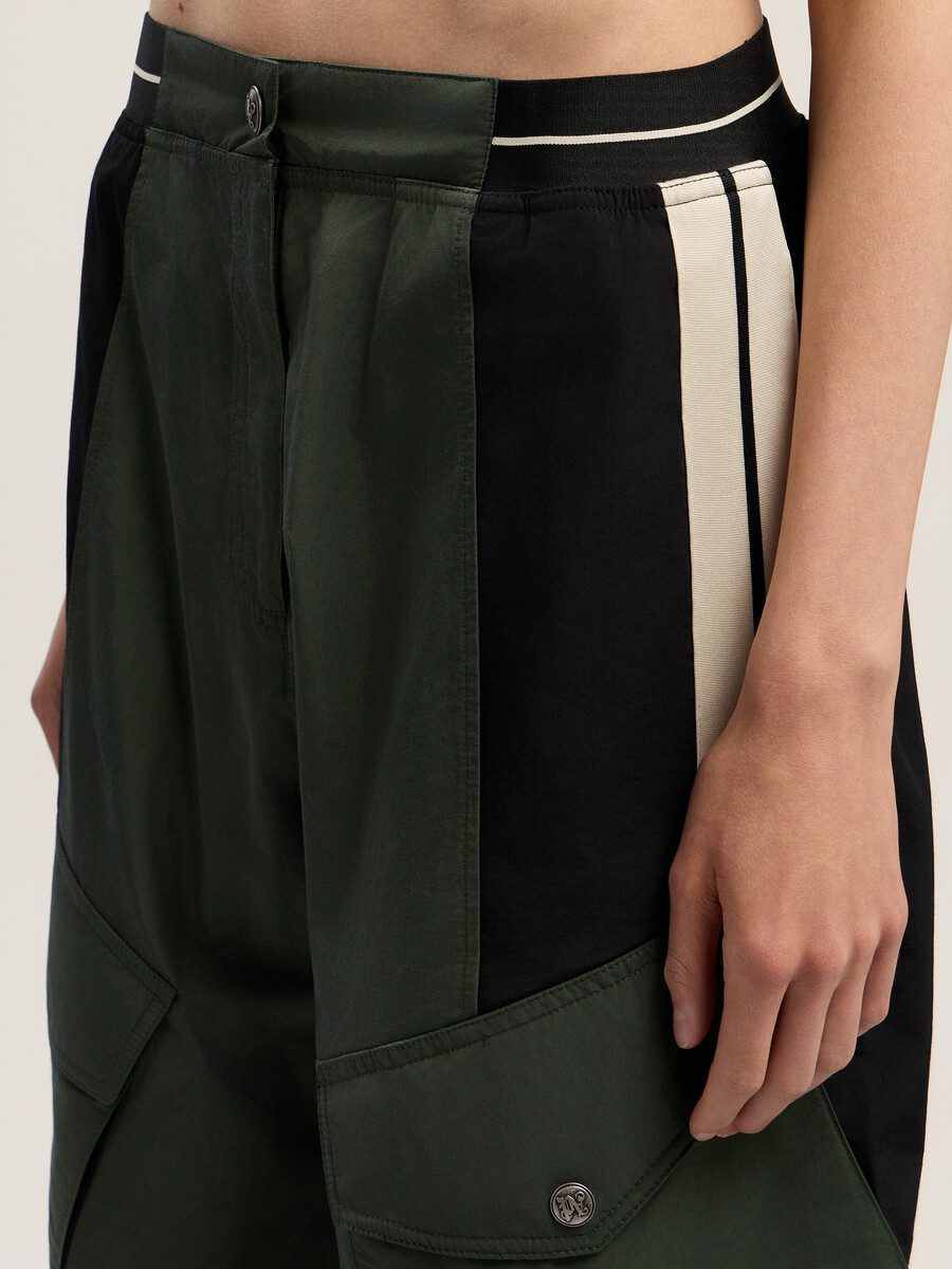 pantalones cargo con bloques de color