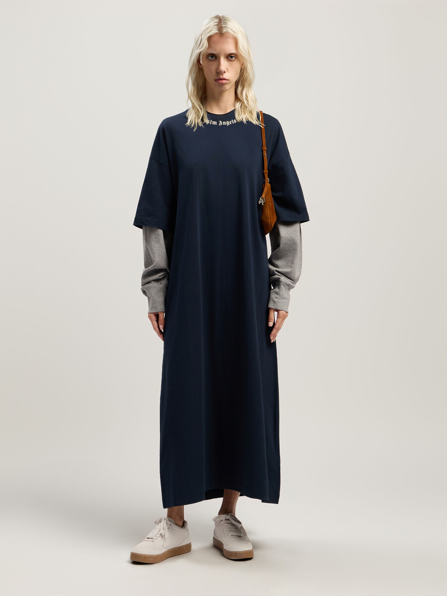vestido de capas con logotipo curvo