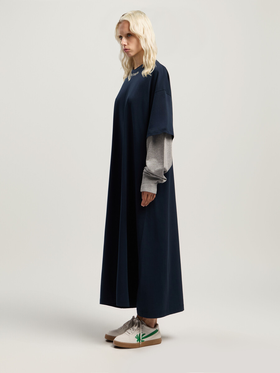 vestido de capas con logotipo curvo