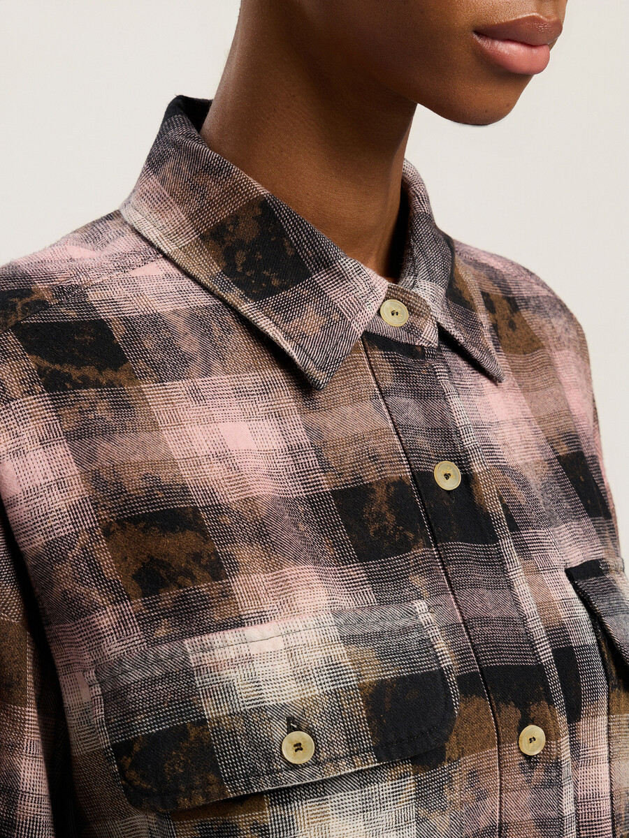 camisa a cuadros revestida con logotipo curvo