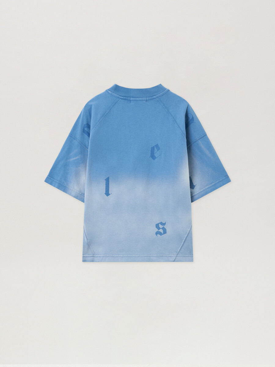 camiseta con letras degradadas lavadas