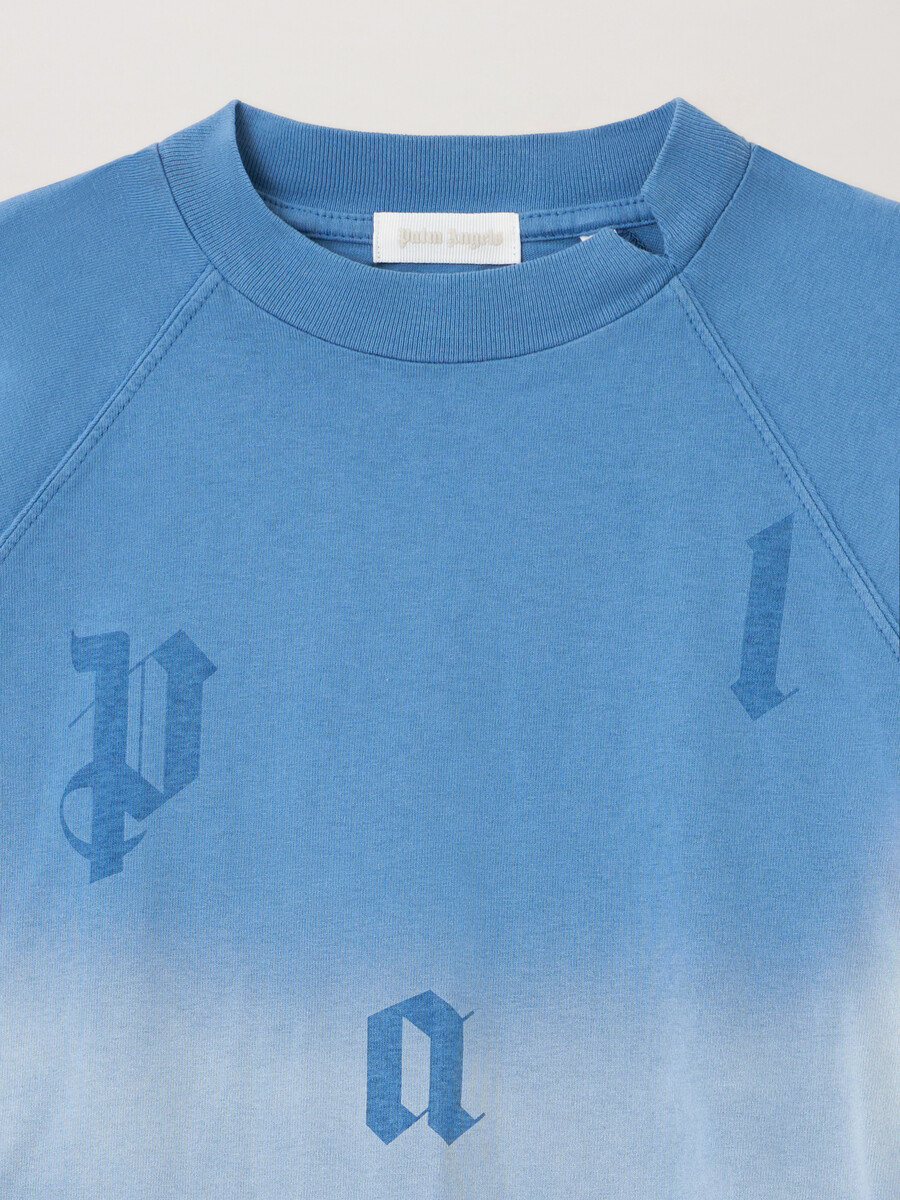 camiseta con letras degradadas lavadas