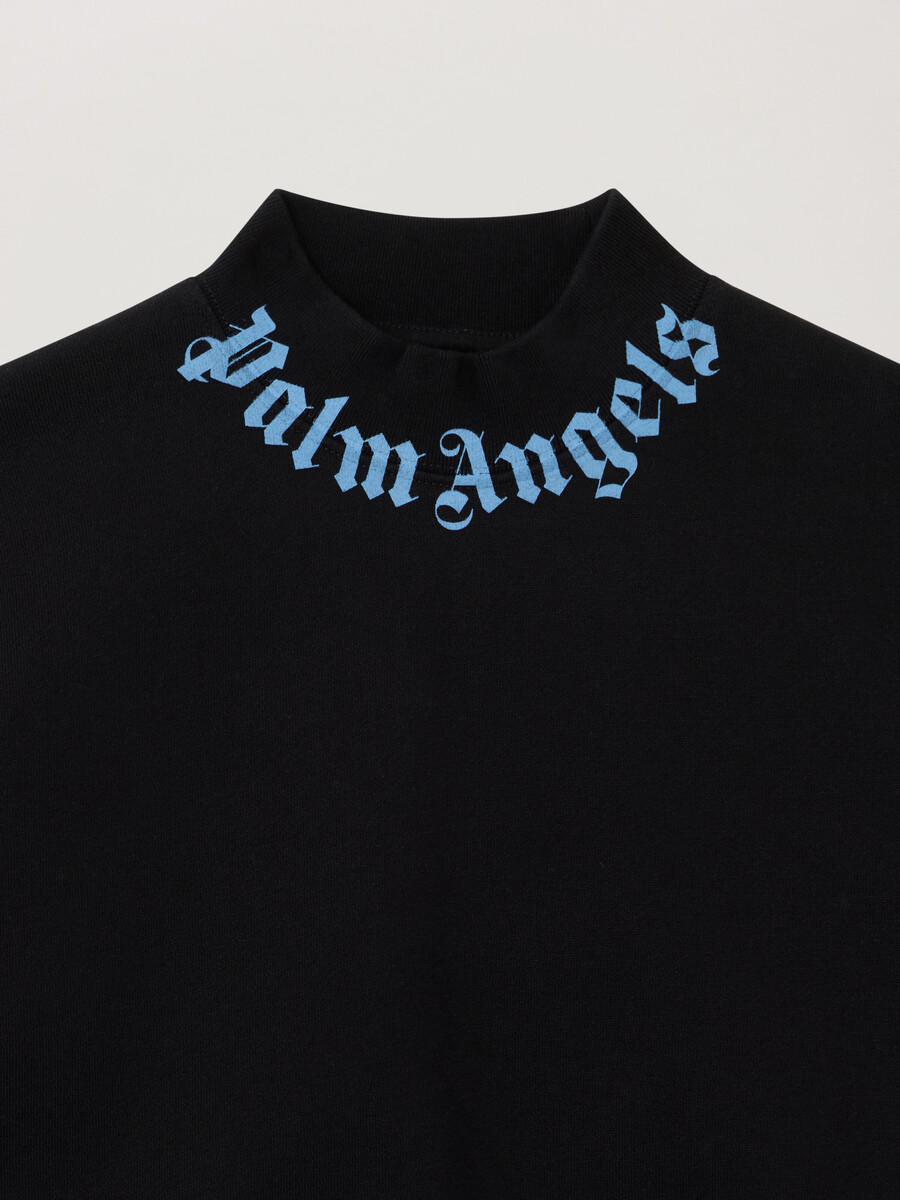 sudadera con logotipo en el cuello