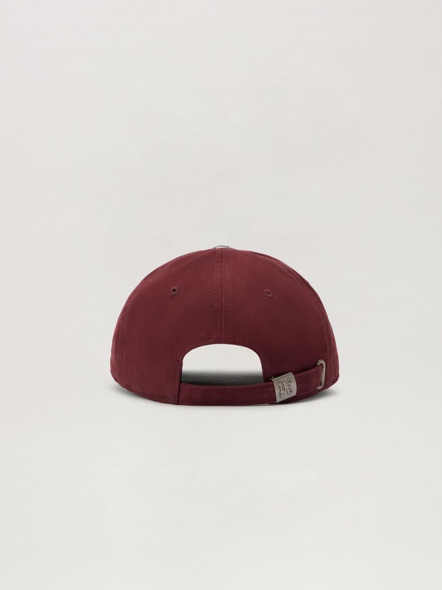 gorra con logotipo curvo