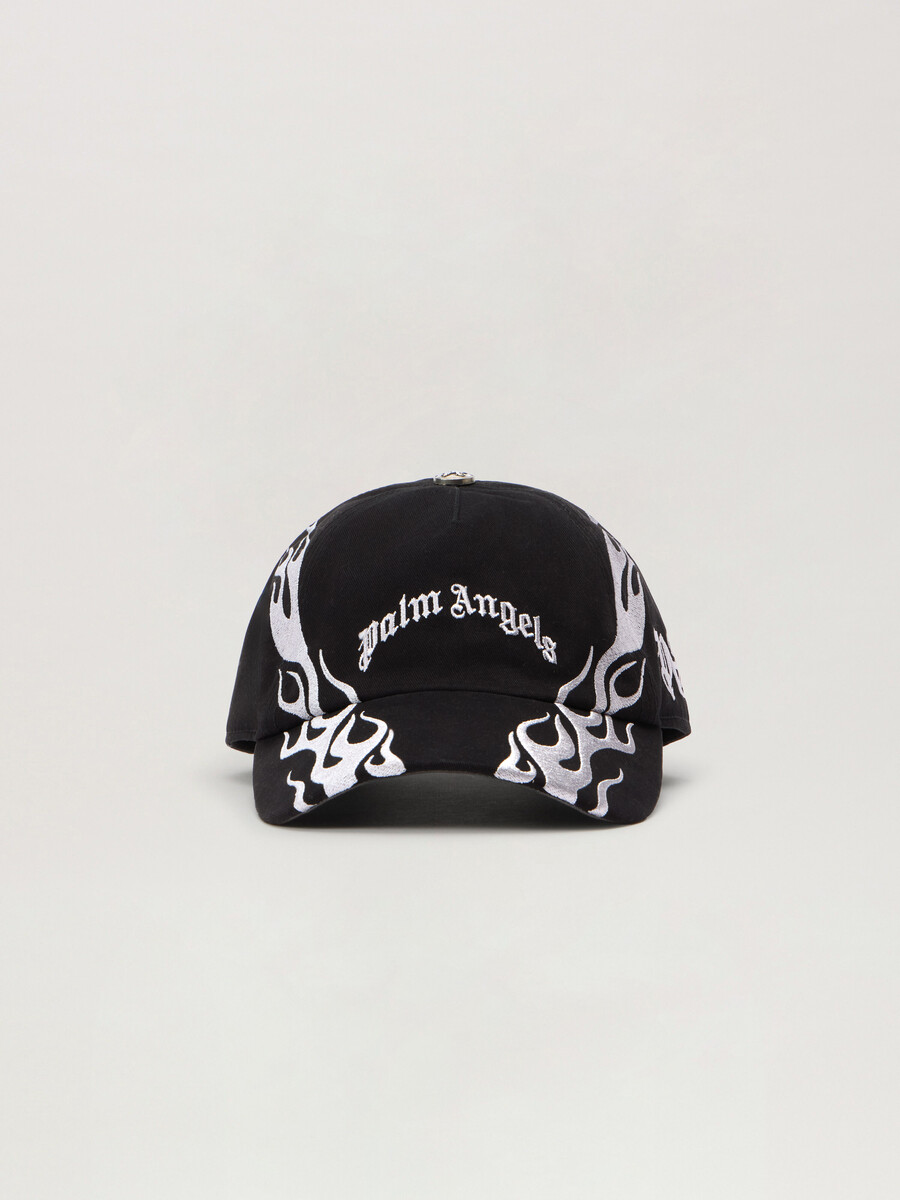 gorra con llamas y logotipo curvo