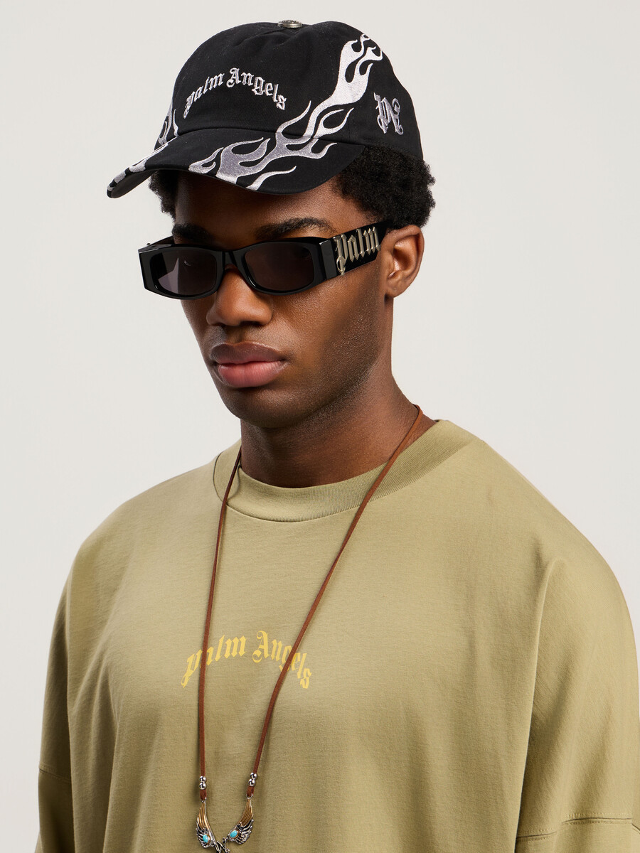 gorra con llamas y logotipo curvo