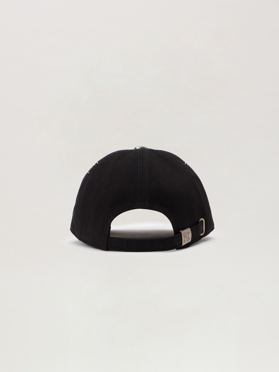 gorra con llamas y logotipo curvo