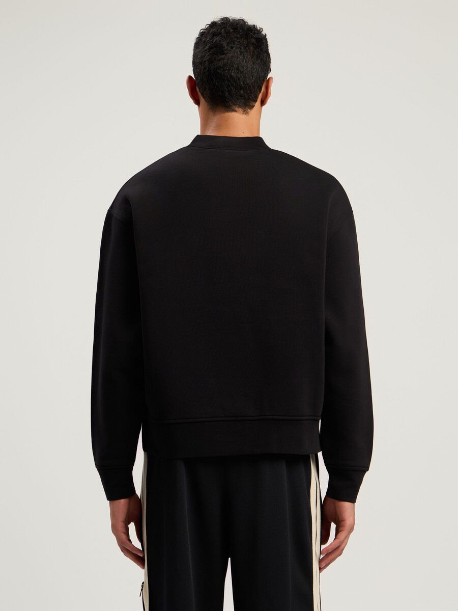 sudadera con cuello redondo y logotipo