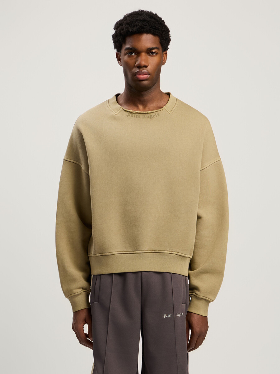 sudadera con cuello holgado y logotipo curvo