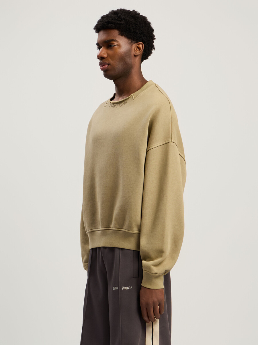 sudadera con cuello holgado y logotipo curvo