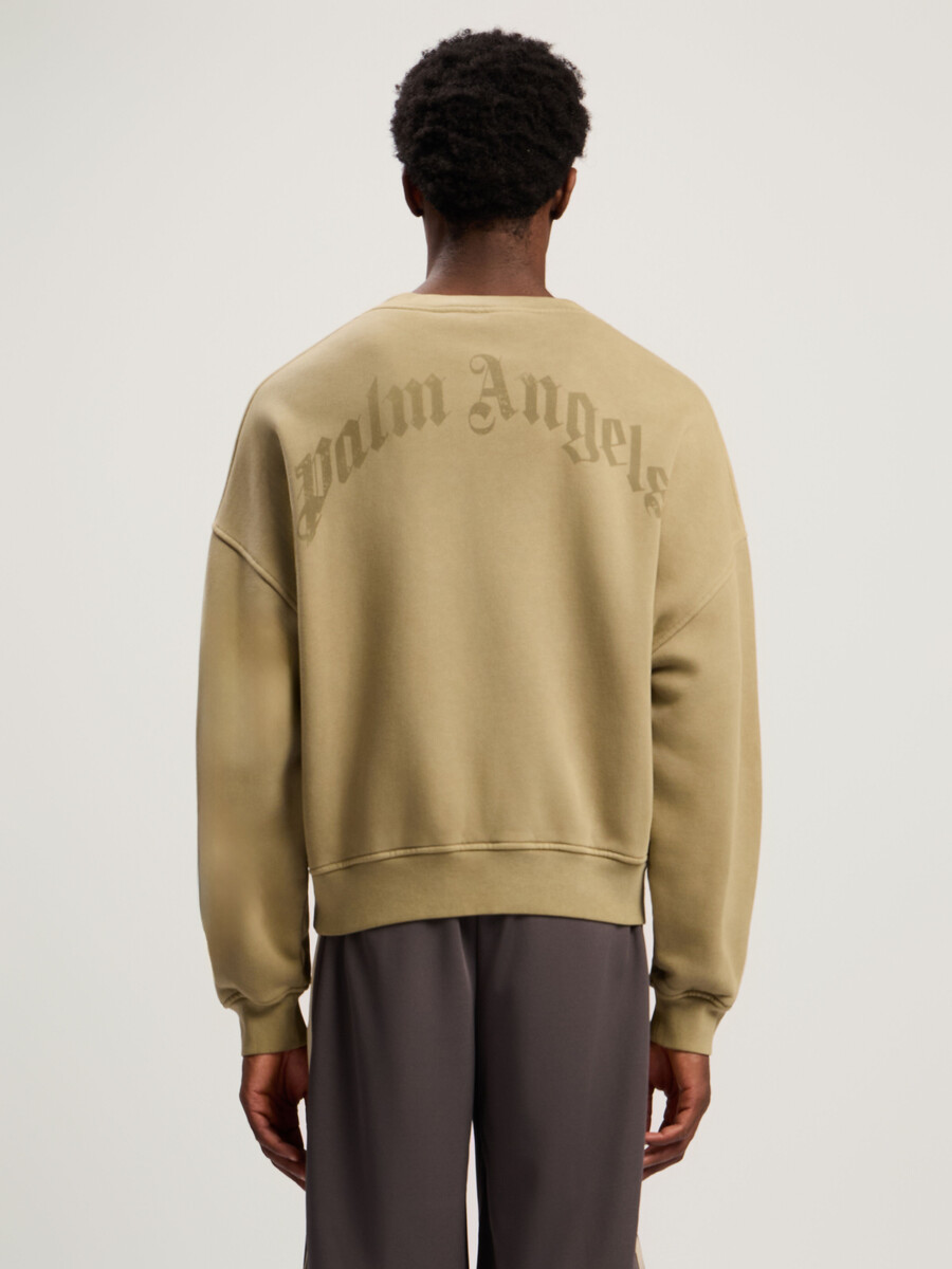sudadera con cuello holgado y logotipo curvo