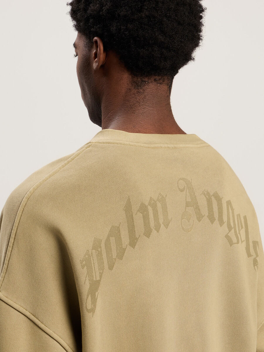 sudadera con cuello holgado y logotipo curvo